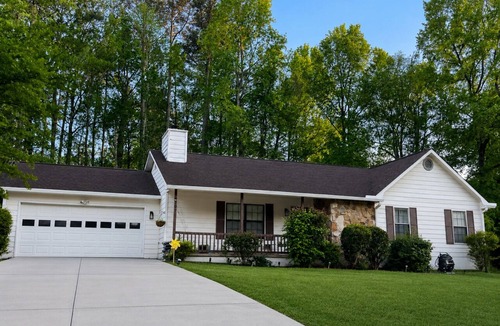 Fairburn House | Southern Hospitality Modern 3 Bed 2 Bath Sleeps 8 World Cup Ready & Marta