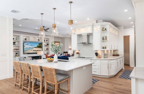 Old Naples House | SOUTHERN SUNSET - Olde Naples, Heated Pool & Spa, Walk to the beach!
