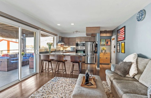 Eastport Apartment | Spa Creek Condo | Pool, Deck & Parking