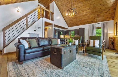 Walnut Mountain Cabin | Spa Retreat | Massage Loft, Hot Tub & Long Views