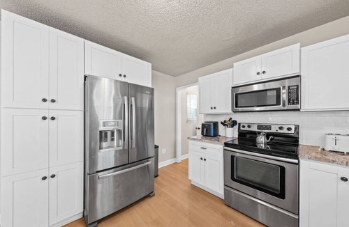 North Charleston House | Space for 10+ and Fenced Yard, The Indigo House!