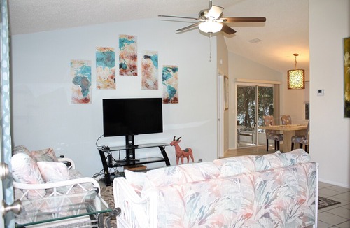 Laurel Apartment | Spacious 1 Bedroom with Screened Lanai, 1 mile from Nokomis Beach!