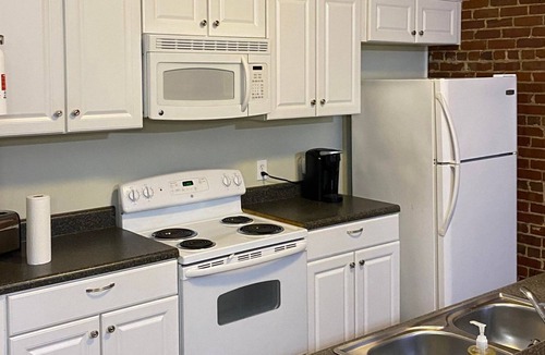 Wagener Apartment | Spacious 10' ceilings and still cozy apt!