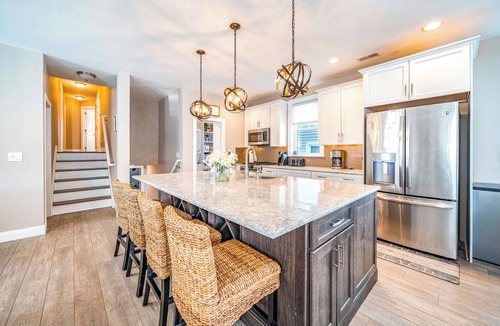 North End Condo | SPACIOUS 11+ BR, 8 ensuites, 12 bath, sleeps 35! Beach tags included