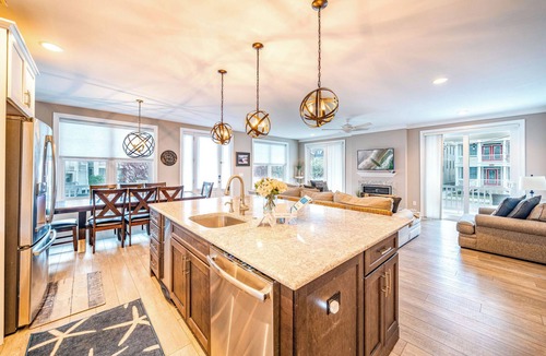 North End Condo | SPACIOUS 11+ BR, 8 ensuites, 12 bath, sleeps 35! Beach tags included