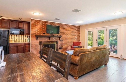 Oakwood Historic District Apartment | Spacious 2-bedroom apartment in historic Hickory neighborhood