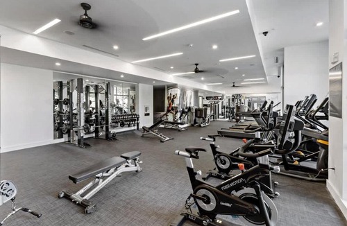 Cherry Apartment | Spacious 2BD - 5 Min DT, Gym, Parking, W-D - Sleep 12