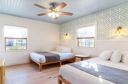 Captiva Hotel | Spacious 2BR Cottage | Porch | Pools | Free Parking | Steps from Captiva Beach