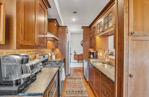 Abingdon Apartment | Spacious 2BR Loft on Abingdon’s Main Street. Walk to Dining, Theatre, & Shops
