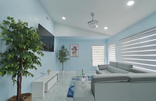 North Lauderdale House | Spacious 2BR Retreat Fast WiFi Self Check-in- Watch FIFA World Cup in Comfort