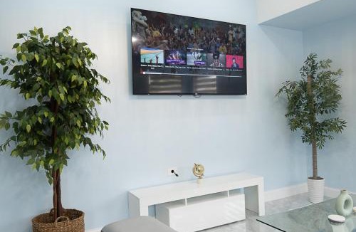 North Lauderdale House | Spacious 2BR Retreat Fast WiFi Self Check-in- Watch FIFA World Cup in Comfort
