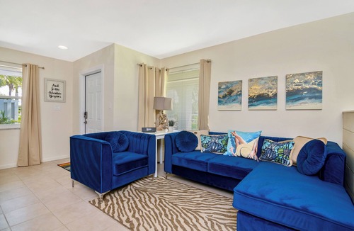 Siesta Isle Hotel | Spacious 3 Bed Poolside Suite with Full Kitchen in Sunny Fort Myers Beach