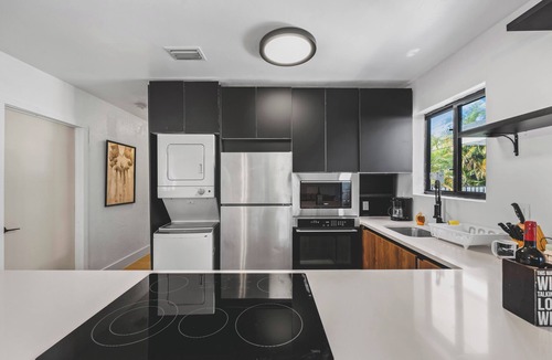 Royal Poinciana Apartment | Spacious 3-bedroom 2-bath centrally located close to Hollywood Downtown & Beach