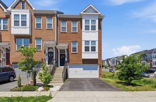 Hanover House | Spacious 3-bedroom, 3 level townhome in amazing Severn with amenities