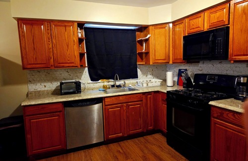 Elizabeth Apartment | Spacious 3-bedroom apartment with WiFi, AC in Elizabeth, NJ
