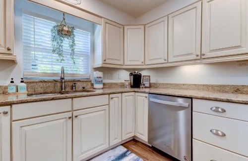 Tarpon Springs House | Spacious 3 Bedroom PET FRIENDLY!- Close to beach!