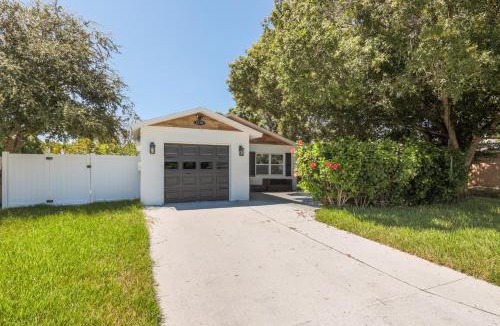 Largo House | Spacious 3-BR Home with Patio, Firepit & BBQ!