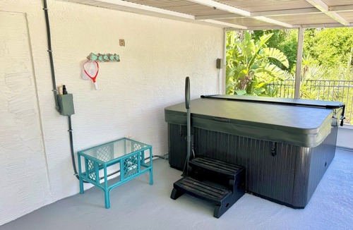 Marineland Acres House | Spacious 3BR Beach House, Hot Tub, Walk to Ocean – Dog Friendly