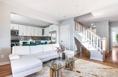 Southeast Yonkers House | Spacious 3BR Home/Free Parking/Balcony/Perfect for Families & Groups