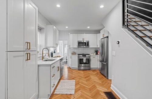 Fairmount House | Spacious 3BR Near Art Museum Patio Gameroom