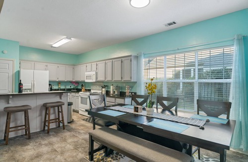 Savannah House | Spacious 4 Bedrooms with PRIVATE POOL & enclosed PATIO between Downtown & Tybee