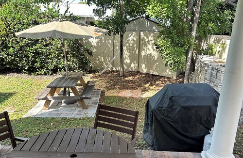 River Oaks House | Spacious 4 bedroom/2.5 bathrooms/Private Free-Standing House