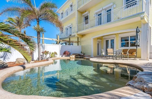Tropic House | Spacious 4-bedroom Beach house in brilliant Satellite Beach WiFi, fitness room,