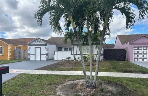 Miami Gardens House | Spacious 4 bedroom house with a sofa-bed in wonderful Miami Gardens with AC.