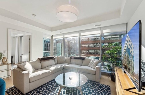 Hoboken Apartment | Spacious 4 Bedroom Apartment in Hoboken, Sleeps 10 Near NYC Transit