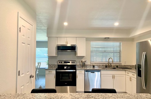 Indian Ridge House | Spacious 4-bedroom Dream Getaway Nr Disney! Own Pool & Modern Feel!