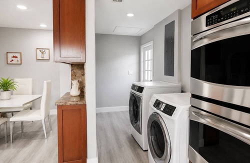 Davie House | Spacious 4-bedroom estate in beautiful Davie with AC