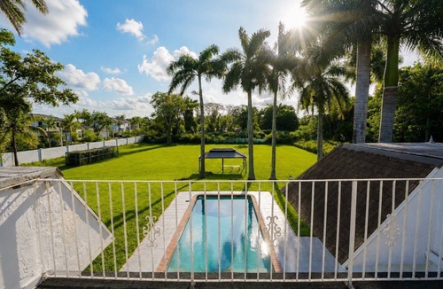 Davie House | Spacious 4-bedroom estate in beautiful Davie with AC