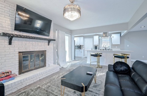 Cliftondale House | *Spacious 4 Bedroom home w 1.1 acre backyard 10 mins Airport*