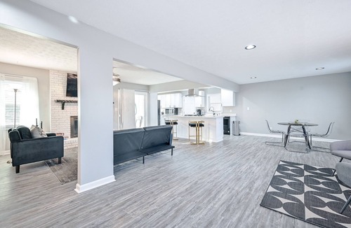 Cliftondale House | *Spacious 4 Bedroom home w 1.1 acre backyard 10 mins Airport*