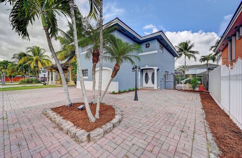 Richmond West House | Spacious 4-bedroom house in awesome Miami with Wi-Fi, AC, Heated Pool.