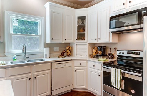 Sherwood Forest House | Spacious 4 Bedroom in Prime Location!