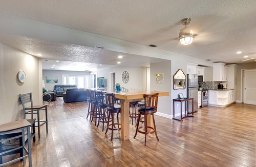 Orient Park Apartment | Spacious 4-Bedroom Lakefront Home