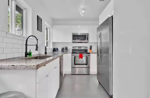 Buena Vista House | Spacious 4 Bedroom Pool-HotTub-MiniGolf-BBQ
