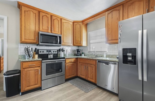 Jacksonville House | Spacious 4-bedroom house WiFi, near NAS Jax, Orange Park,pet friendly, sleeps 10