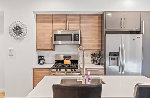 Poplar House | Spacious 4-bedroom house with HotTub&King Bed in phenomenal Philadelphia
