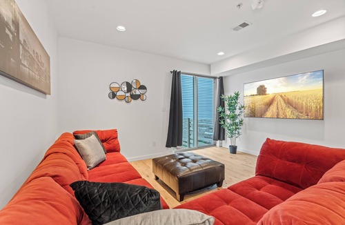 Poplar House | Spacious 4-bedroom house with HotTub&King Bed in phenomenal Philadelphia