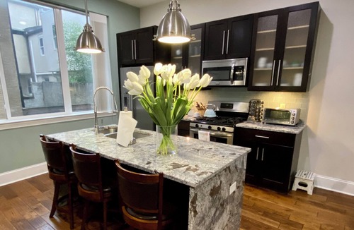West Poplar House | Spacious 4-bedroom house with Roof Deck Hot Tub and attached Garage