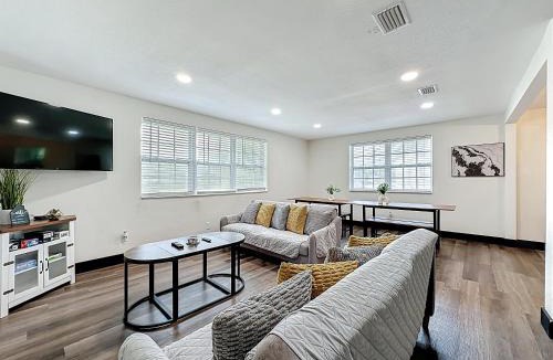 Northside House | Spacious 4-BR Home, 7 miles to TIAA Bank Field