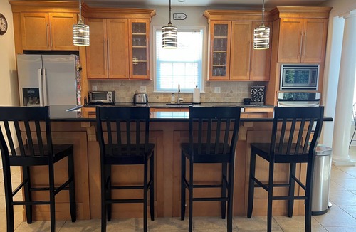 Broomall House | Spacious 4B centrally located bet. Villanova & Newtown Sq -5 miles to Aronimink!