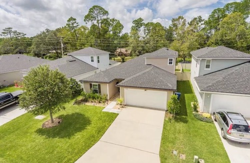 Northside House | Spacious 4BR-3 Full bath- JAX Airport- RIVERCITY - BEACHES center spot.
