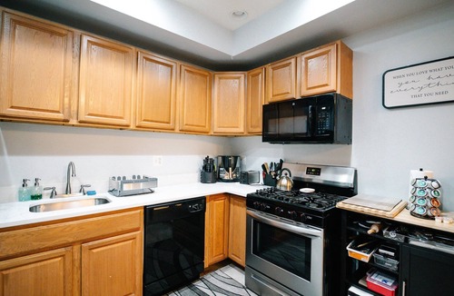 Park View House | Spacious 4BR DC Retreat with Backyard | Free Parking & Fast Wi-Fi