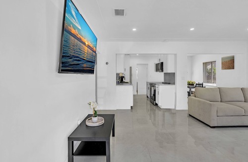 Buena Vista House | Spacious 4BR HomeGatedFree ParkingMiami Design DistrictWynwood