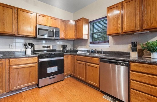 Nauck House | Spacious 4BR Townhouse - Sleeps 13 - Near DC & Metro