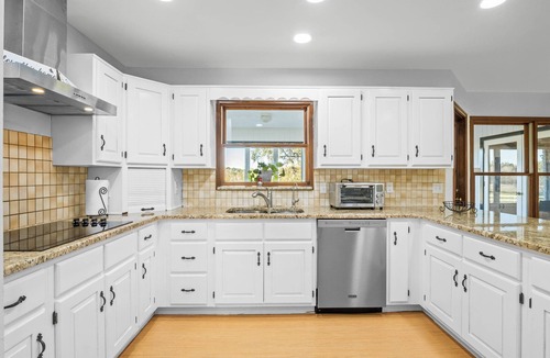 Oviedo House | Spacious 5,700SQT+ estate centrally located on a 20-acre with pool and barn/RV
