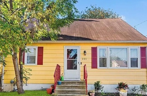 Ewing House | Spacious 5-bedroom yellow house in welcoming Ewing Township with AC